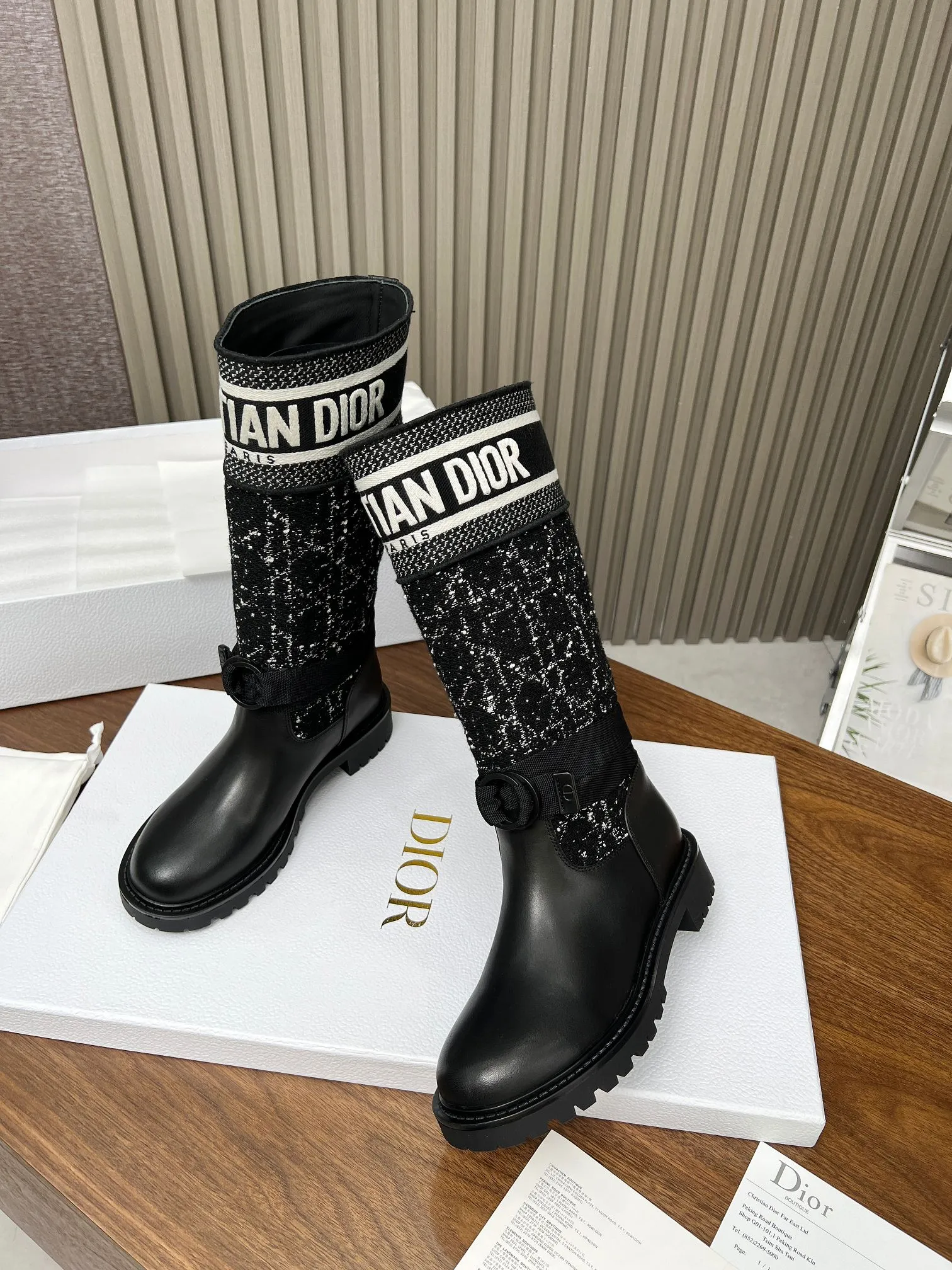 👟👟Ex-factory price 600👟👟 2024ss highest version Dior Dior autumn and winter boots retro work boots one-step, imported calfskin upper stitched with the latest imported technology electric embroidered face Xuan type versatile slimming yyds. The shape is three-dimensional and plump, handsome and comfortable on the feet, the design style is very novel, the details are perfect, cool and trendy💯 trendy outsole Inner: Niuli Outsole: 1:1 molded outsole Heel height: 3.0cm Size: 35-41 (41 customized)